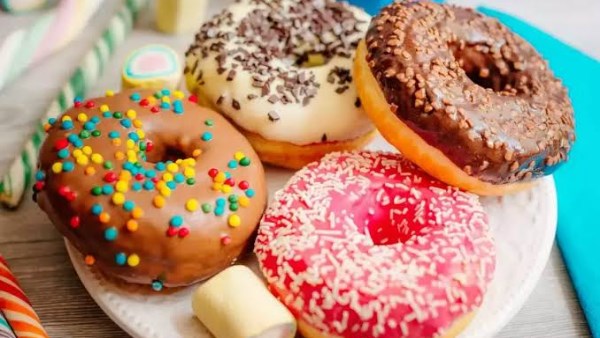 طريقة عمل دونات بالصوص الملون