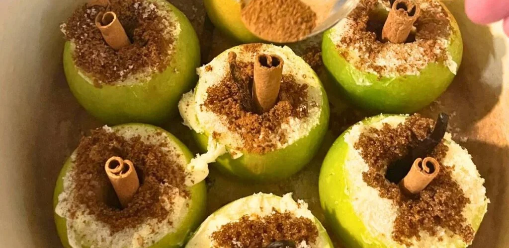 طريقة عمل لفائف التفاح الأخضر بالقرفة والعسل