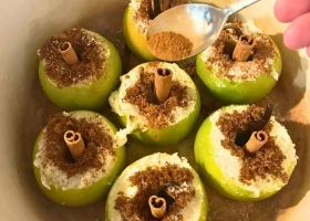 طريقة عمل لفائف التفاح الأخضر بالقرفة والعسل