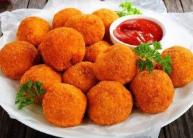 طريقة عمل كرات الأرز المقرمشة بالجبنة