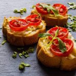 طريقة عمل توست الريكوتا بالطماطم والريحان