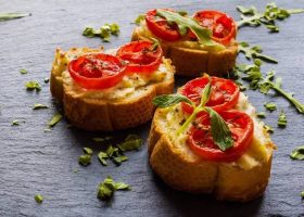 طريقة عمل توست الريكوتا بالطماطم والريحان