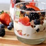 طريقة عمل كاسات التوت و الزبادى اليونانى