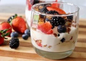 طريقة عمل كاسات التوت و الزبادى اليونانى
