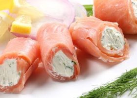 طريقة عمل لفائف السلمون المدخن بالكريمة والخيار
