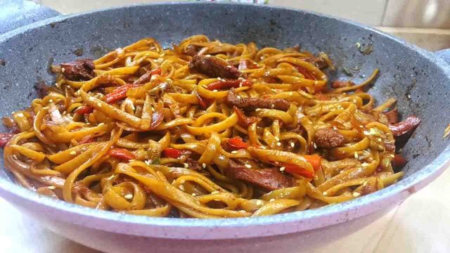 طريقة عمل نودلز آسيوي حار
