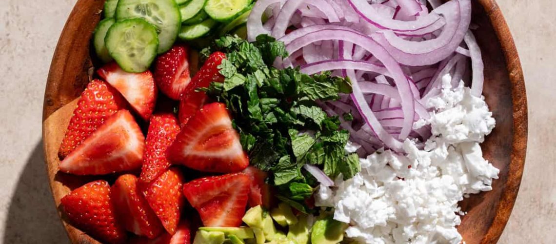 طريقة عمل سلطة الفراولة والخيار والنعناع