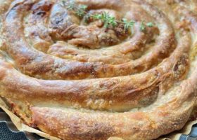 طريقة عمل فطيرة البطاطس الحلزونية بالجبنة