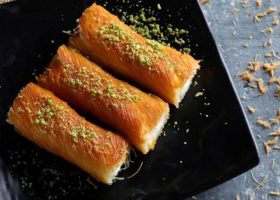طريقة عمل رول الكنافة بالكريمة والفراولة وصوص الفستق